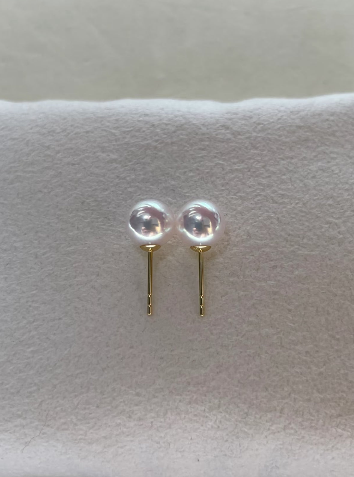 7.5–8mm Aurora Akoya pearl stud earrings with 18K gold posts on white background