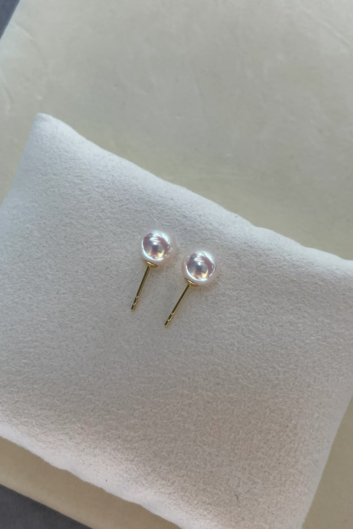 7.5–8mm Aurora Akoya pearl stud earrings with 18K gold posts on white background