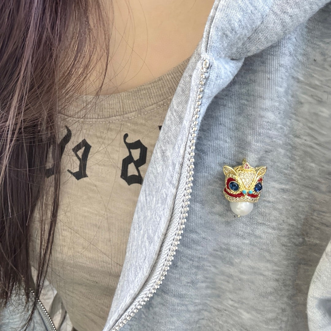 Chinese guardian lion brooch and pendant with Edison pearl, symbolizing luck, prosperity, and elegance.