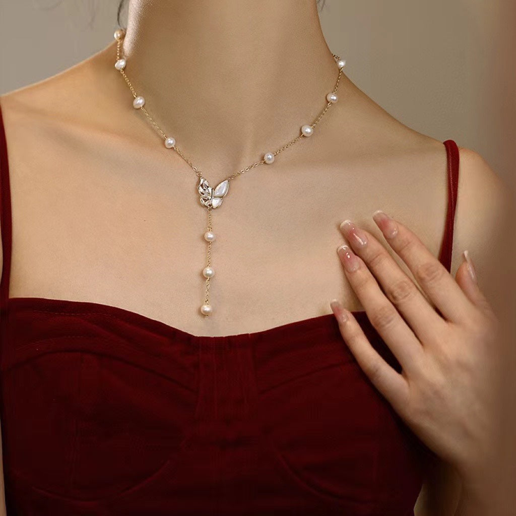 Butterfly necklace with zircon and natural mother-of-pearl, paired with 5–6mm freshwater pearls, elegant and delicate design.