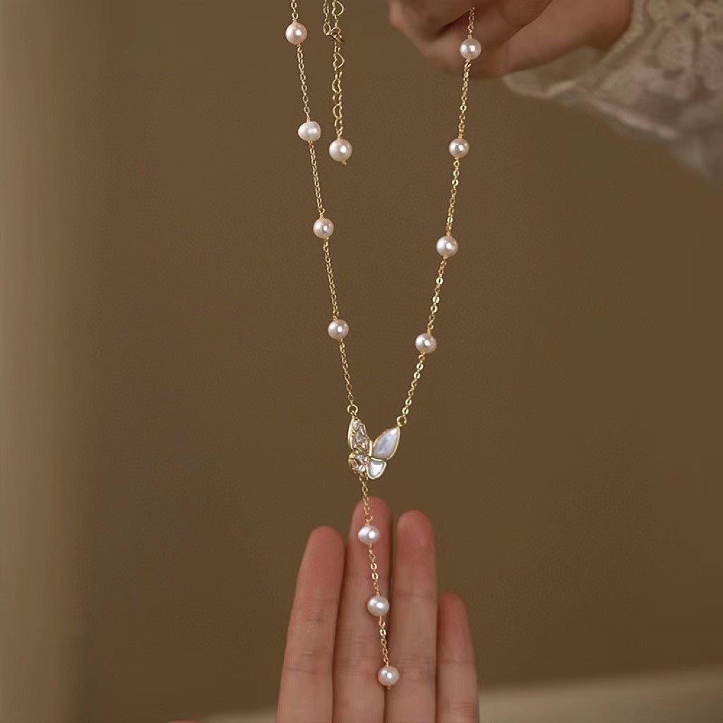 Butterfly necklace with zircon and natural mother-of-pearl, paired with 5–6mm freshwater pearls, elegant and delicate design.