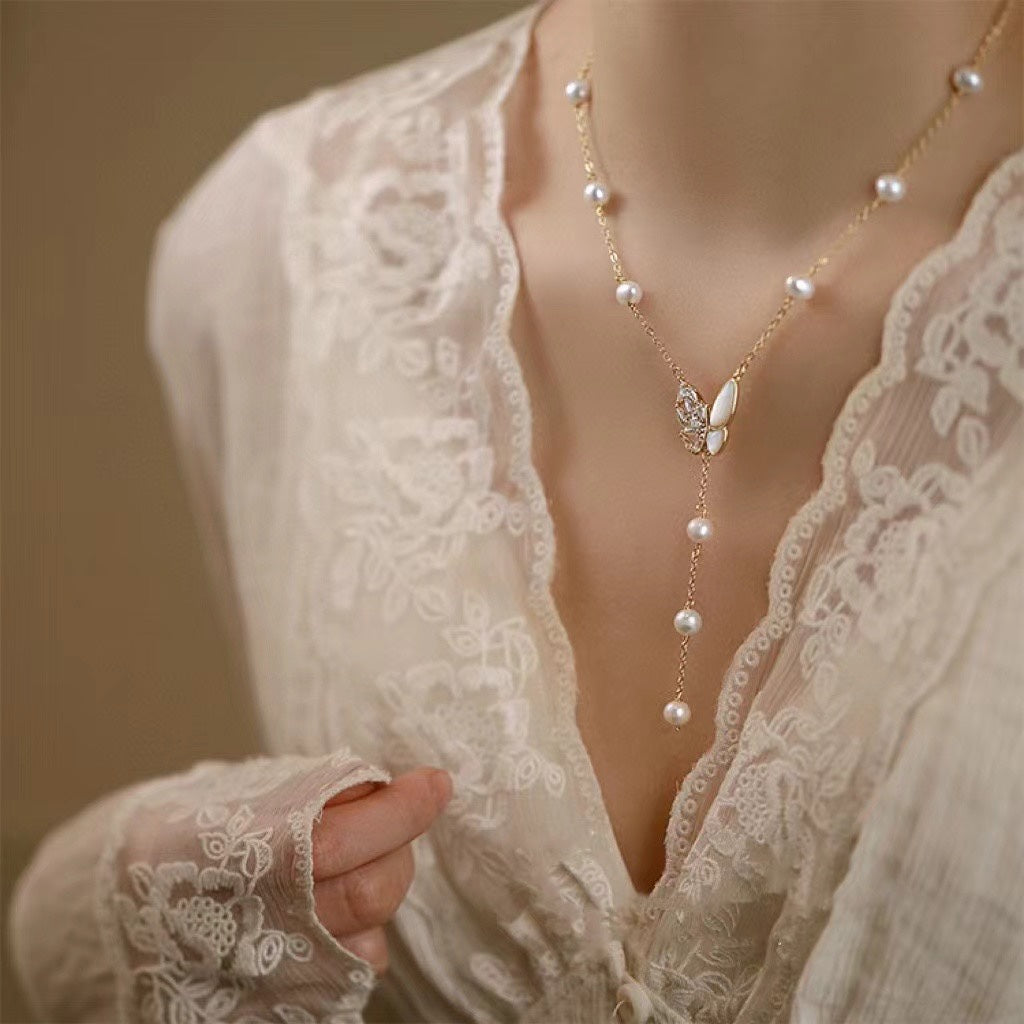 Butterfly necklace with zircon and natural mother-of-pearl, paired with 5–6mm freshwater pearls, elegant and delicate design.