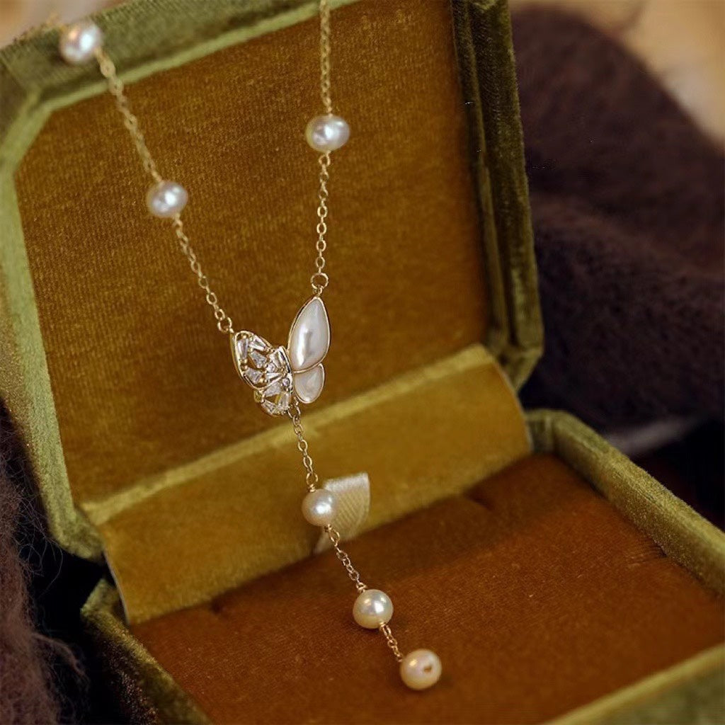 Butterfly necklace with zircon and natural mother-of-pearl, paired with 5–6mm freshwater pearls, elegant and delicate design.