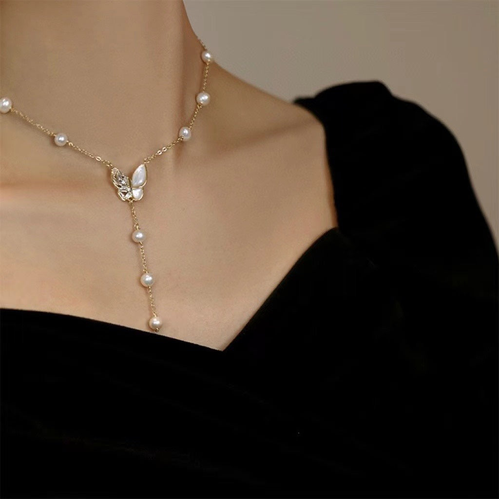 Butterfly necklace with zircon and natural mother-of-pearl, paired with 5–6mm freshwater pearls, elegant and delicate design.