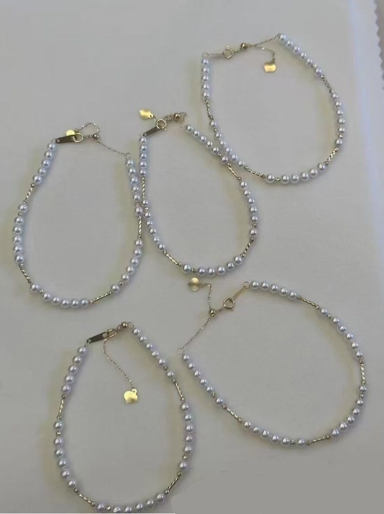 Minimalist bracelet with 3–4mm freshwater baby pearls and 14k gold-plated adjustable chain, delicate and elegant design.