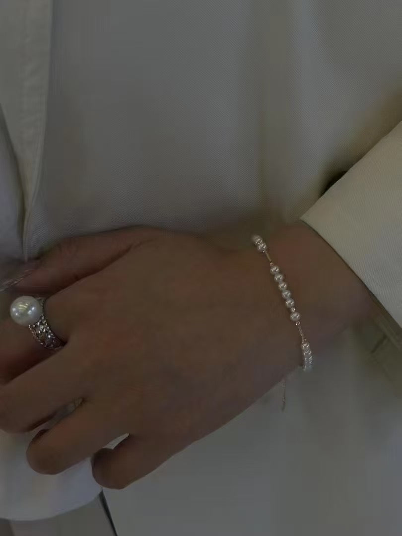 Minimalist bracelet with 3–4mm freshwater baby pearls and 14k gold-plated adjustable chain, delicate and elegant design.