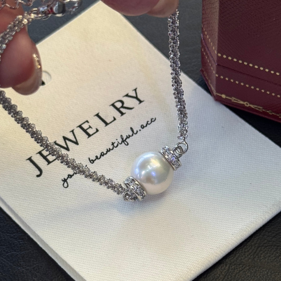 Bracelet with large Edison freshwater pearl and twisted 14k gold-plated crystal chain.
