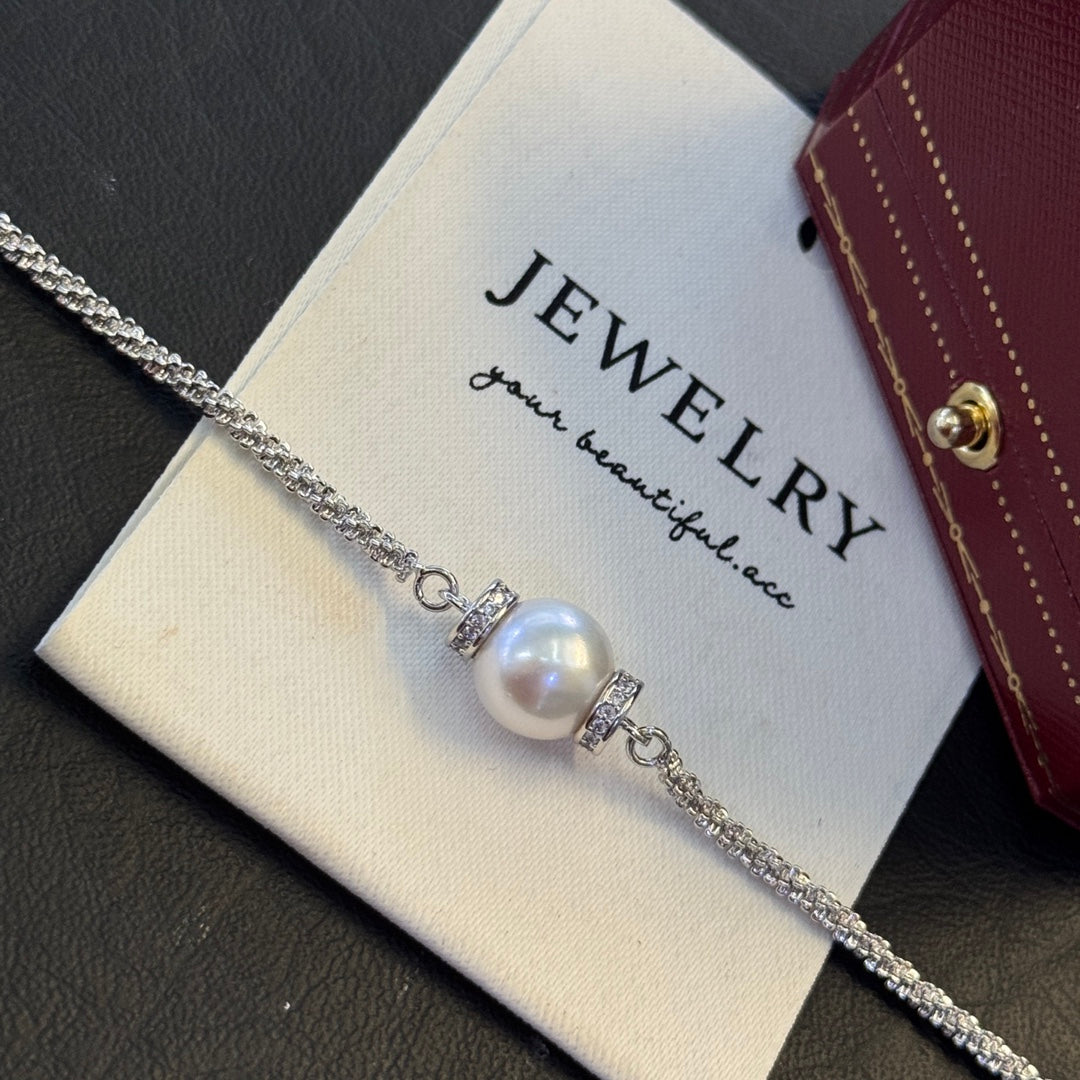 Bracelet with large Edison freshwater pearl and twisted 14k gold-plated crystal chain.