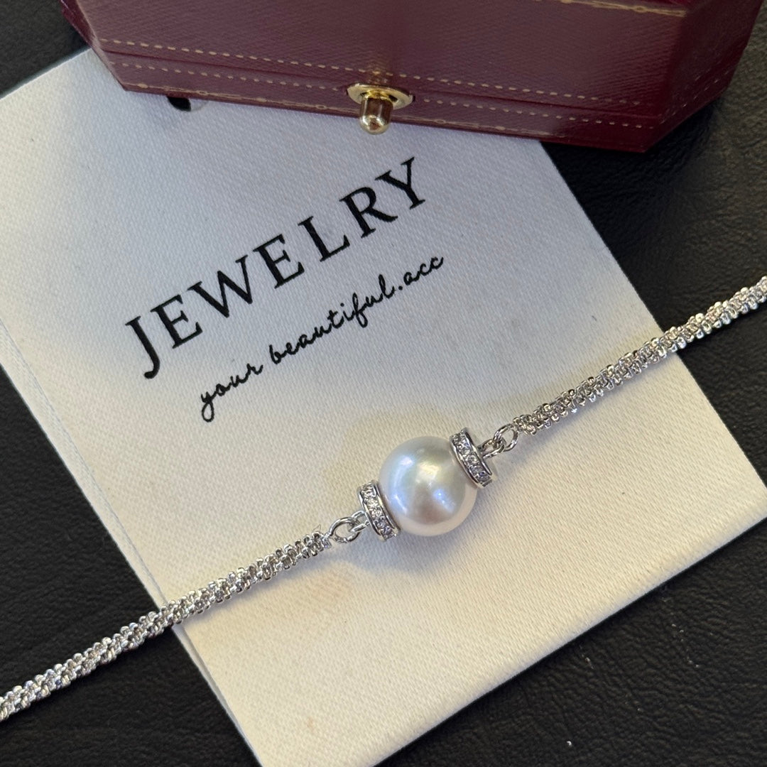 Bracelet with large Edison freshwater pearl and twisted 14k gold-plated crystal chain.