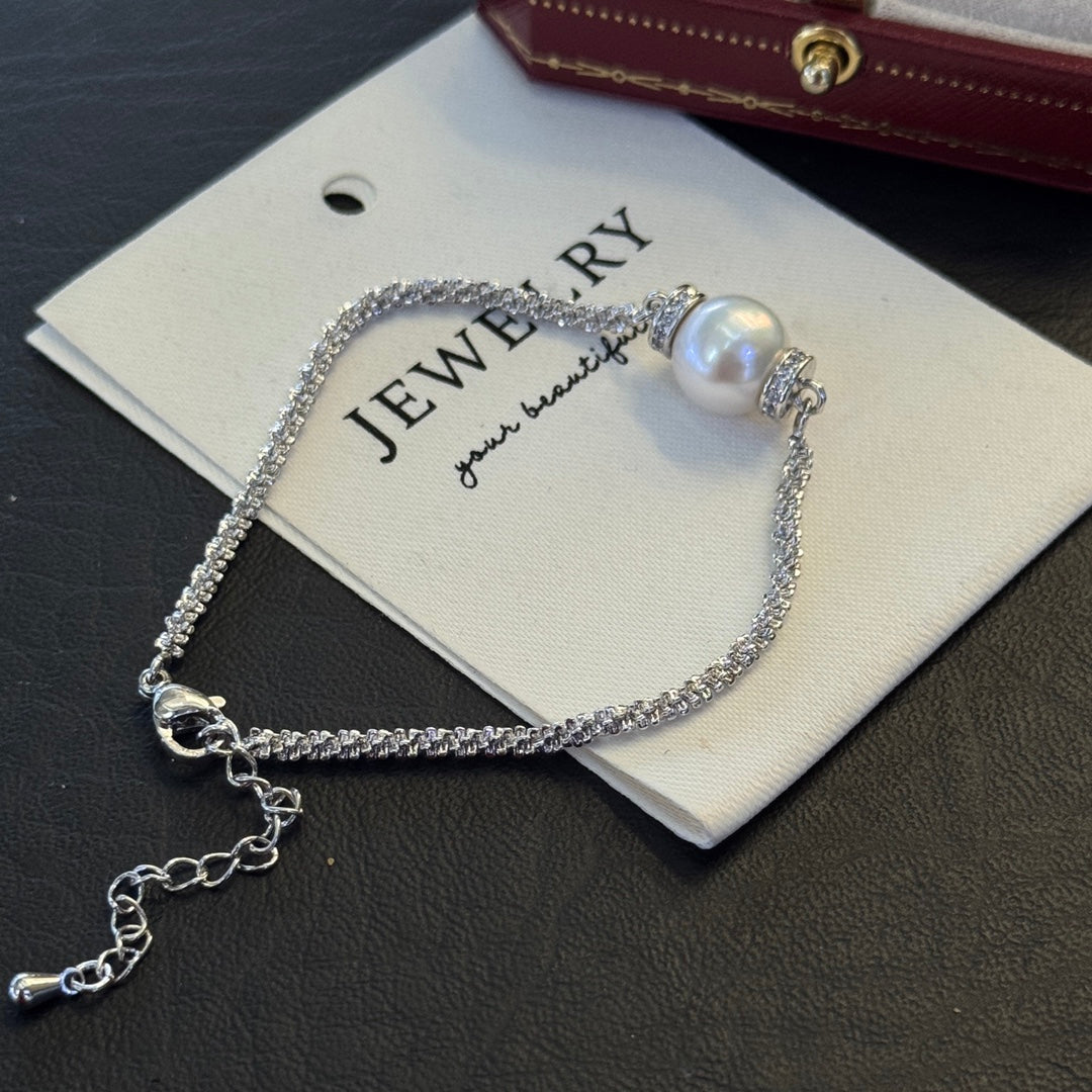 Bracelet with large Edison freshwater pearl and twisted 14k gold-plated crystal chain.