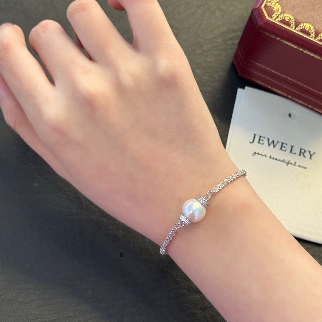 Bracelet with large Edison freshwater pearl and twisted 14k gold-plated crystal chain.