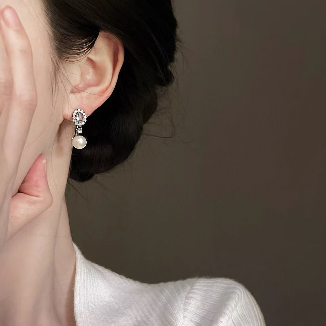 A pair of 7–8mm freshwater pearl stud earrings with ocean-inspired elegance.