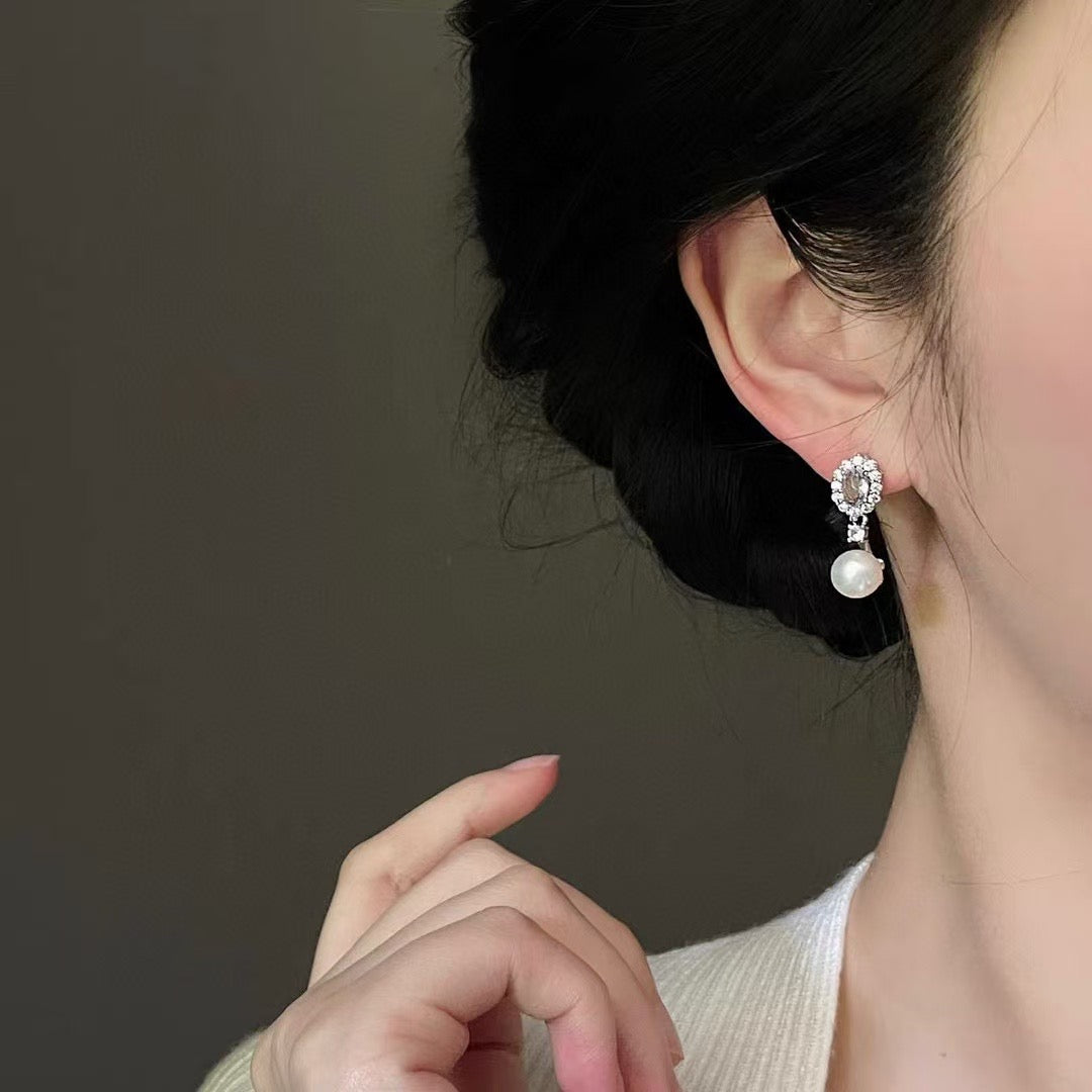 A pair of 7–8mm freshwater pearl stud earrings with ocean-inspired elegance.
