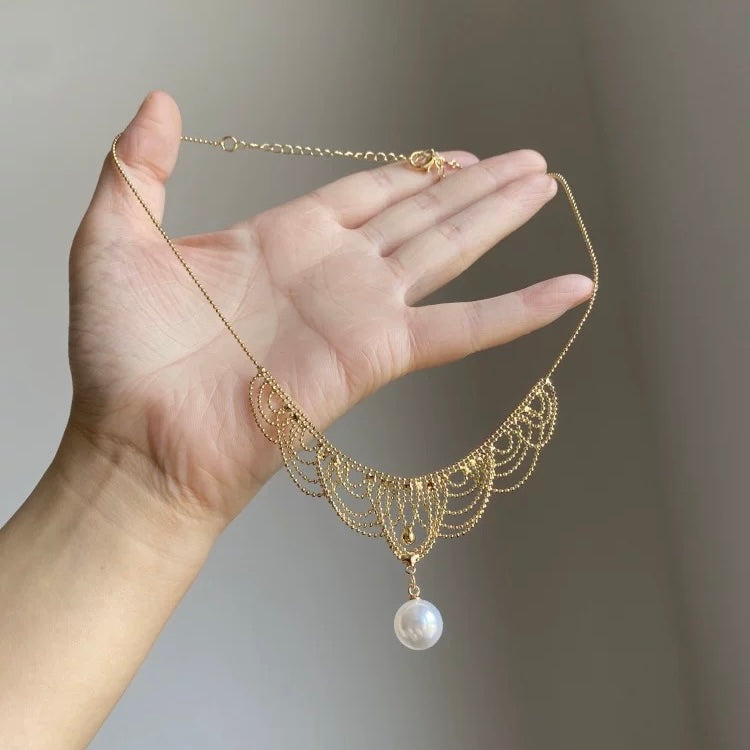 Sparkling lace-inspired choker necklace with Edison freshwater pearls, ideal for romantic and elegant looks.