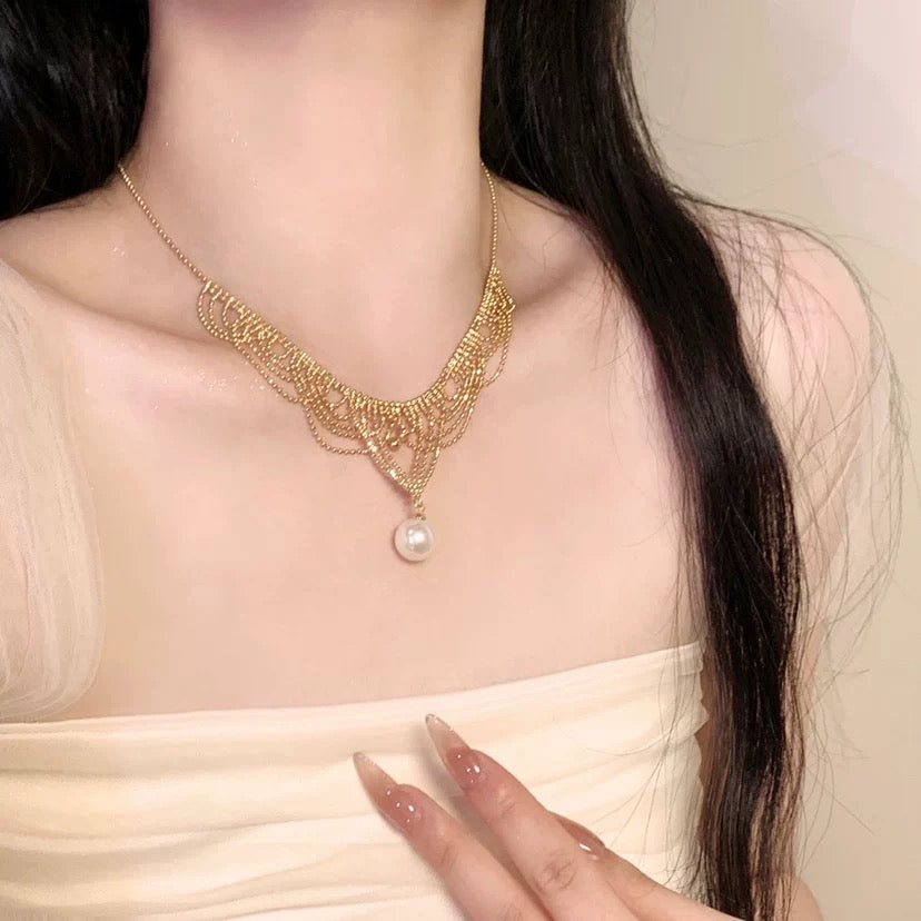 Sparkling lace-inspired choker necklace with Edison freshwater pearls, ideal for romantic and elegant looks.
