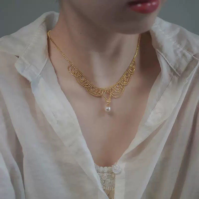 Sparkling lace-inspired choker necklace with Edison freshwater pearls, ideal for romantic and elegant looks.