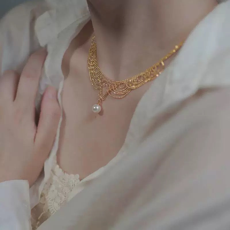 Sparkling lace-inspired choker necklace with Edison freshwater pearls, ideal for romantic and elegant looks.