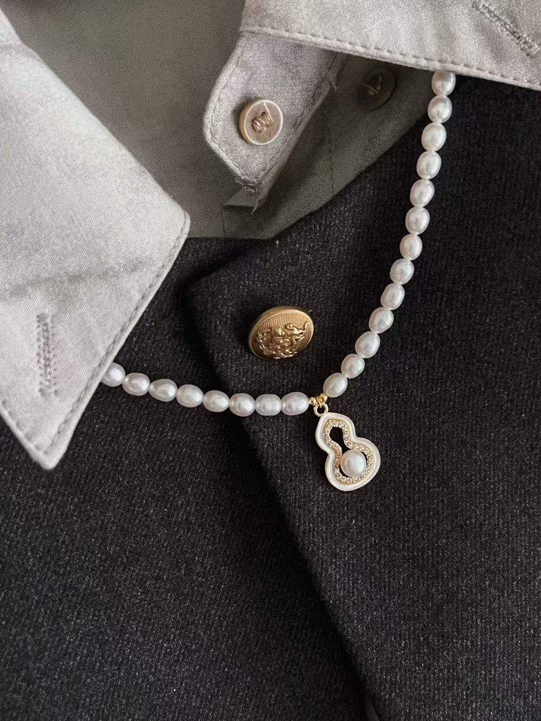 Fúlù pearl necklace with mother-of-pearl and zircon centerpiece, strung with freshwater pearls