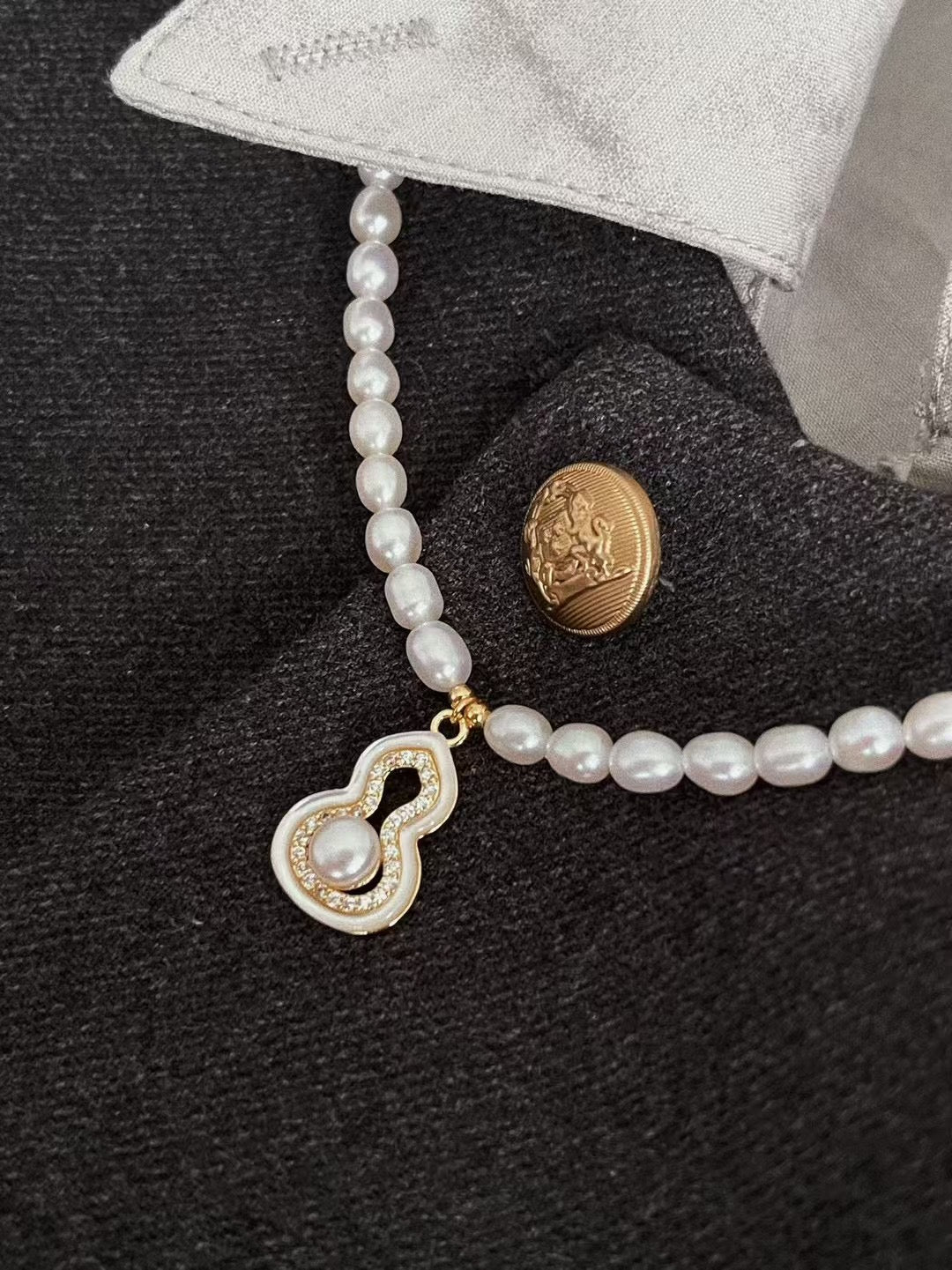Fúlù pearl necklace with mother-of-pearl and zircon centerpiece, strung with freshwater pearls