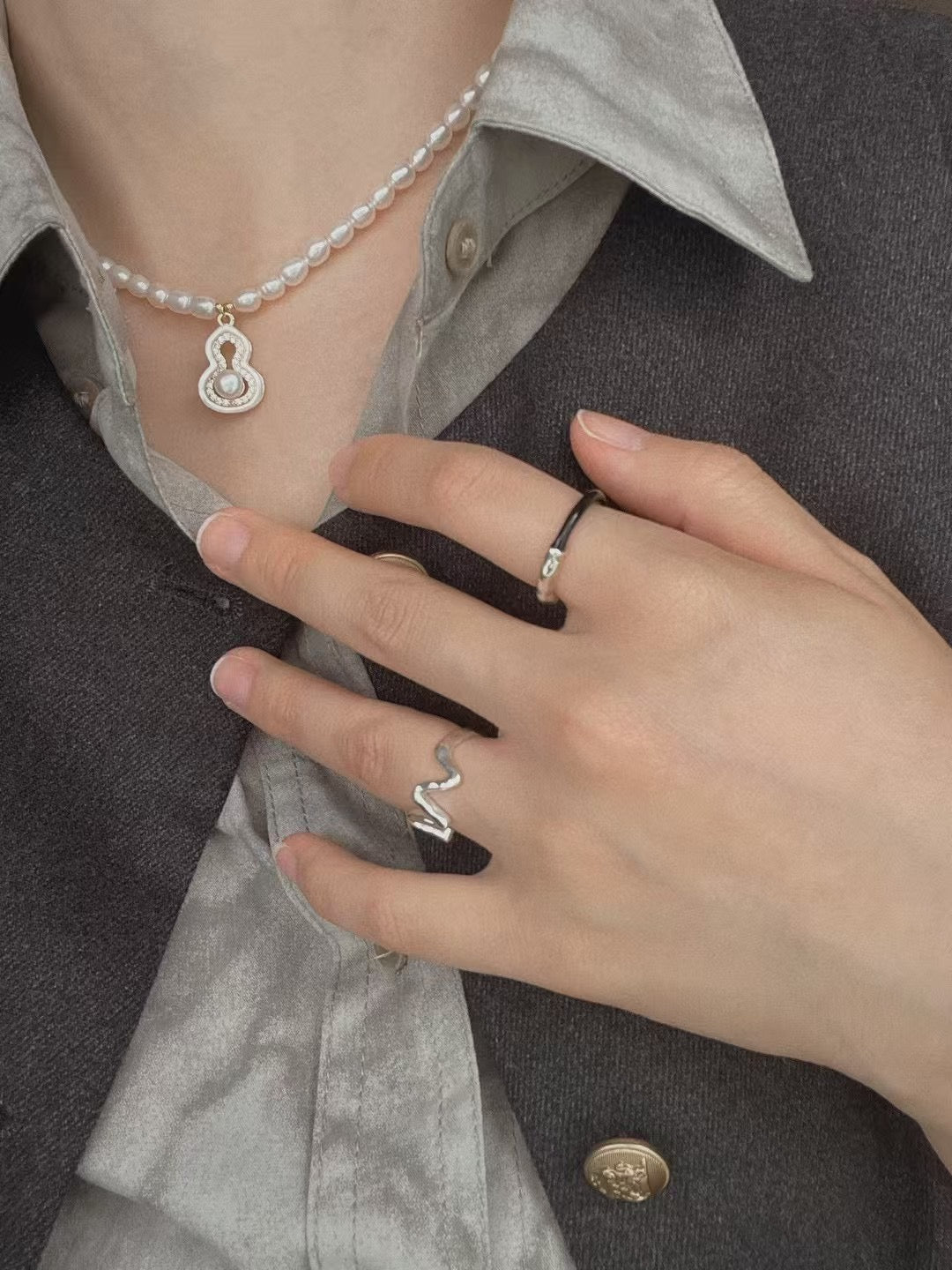Fúlù pearl necklace with mother-of-pearl and zircon centerpiece, strung with freshwater pearls