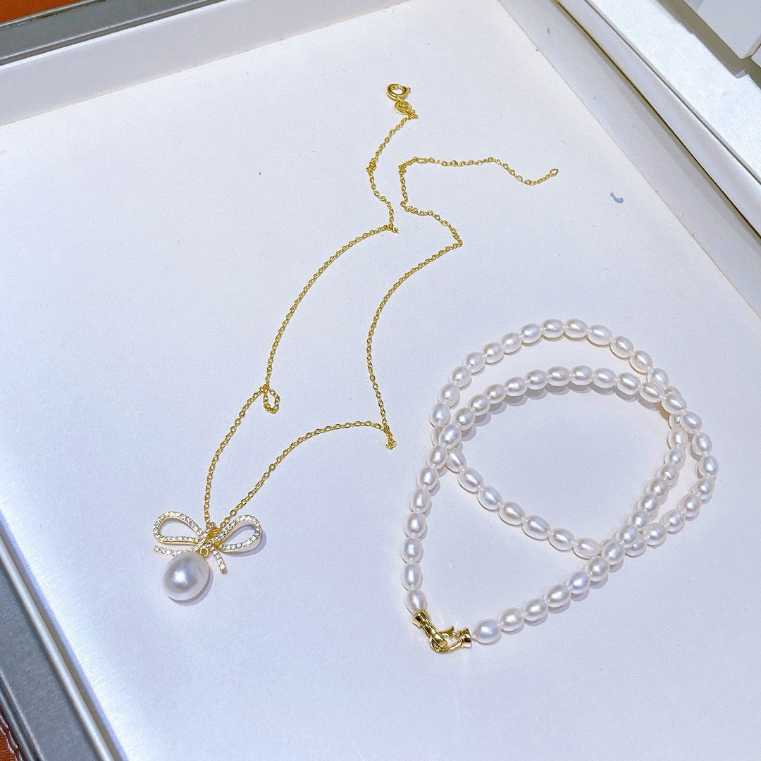 Bow-tie design pearl necklace with freshwater pearls and gold-plated chain