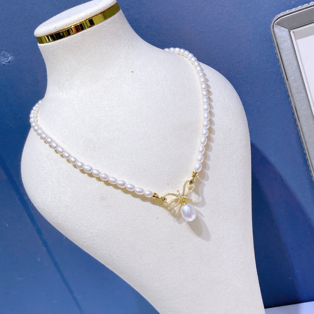 Bow-tie design pearl necklace with freshwater pearls and gold-plated chain