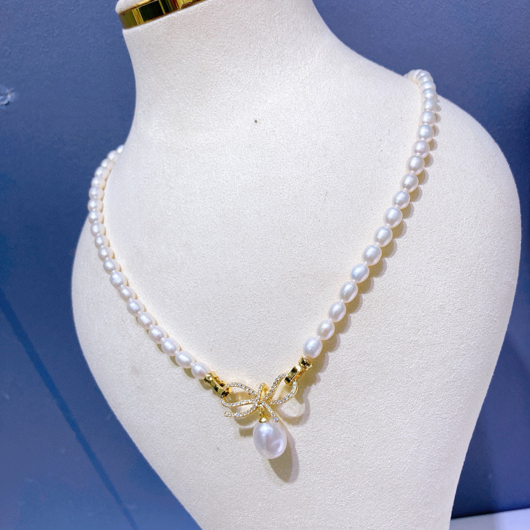 Bow-tie design pearl necklace with freshwater pearls and gold-plated chain