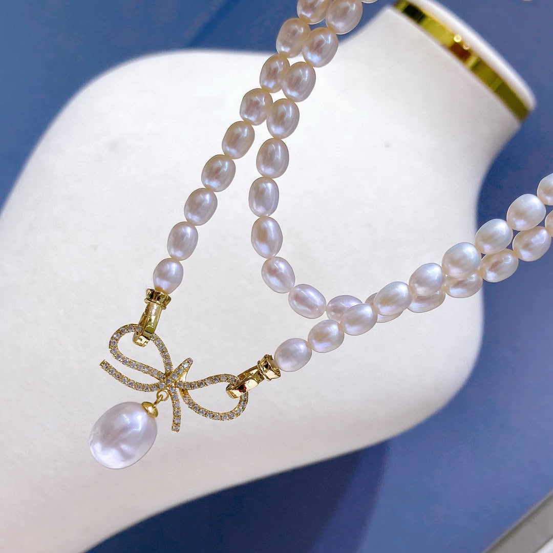 Bow-tie design pearl necklace with freshwater pearls and gold-plated chain