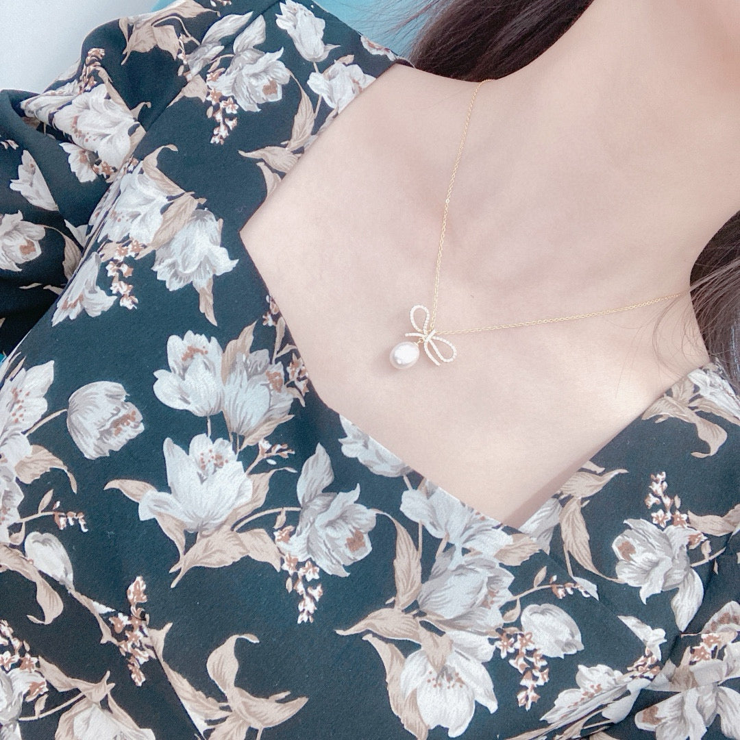 Bow-tie design pearl necklace with freshwater pearls and gold-plated chain