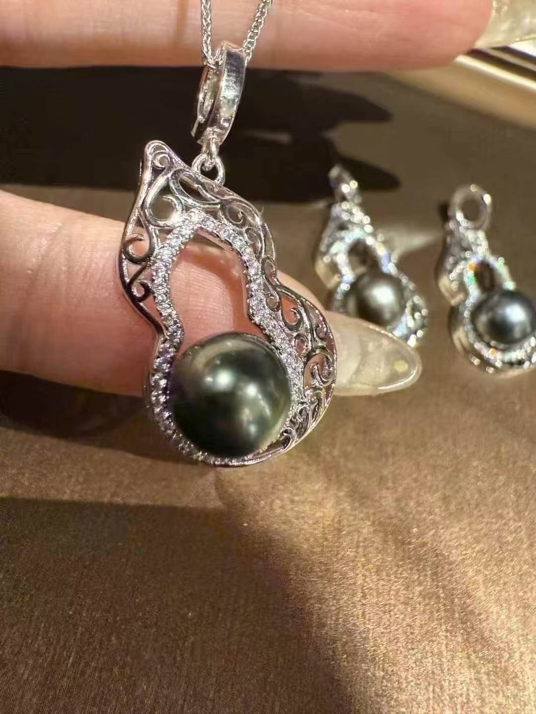 Tahitian black pearl gourd-inspired necklace with thick silver clasp