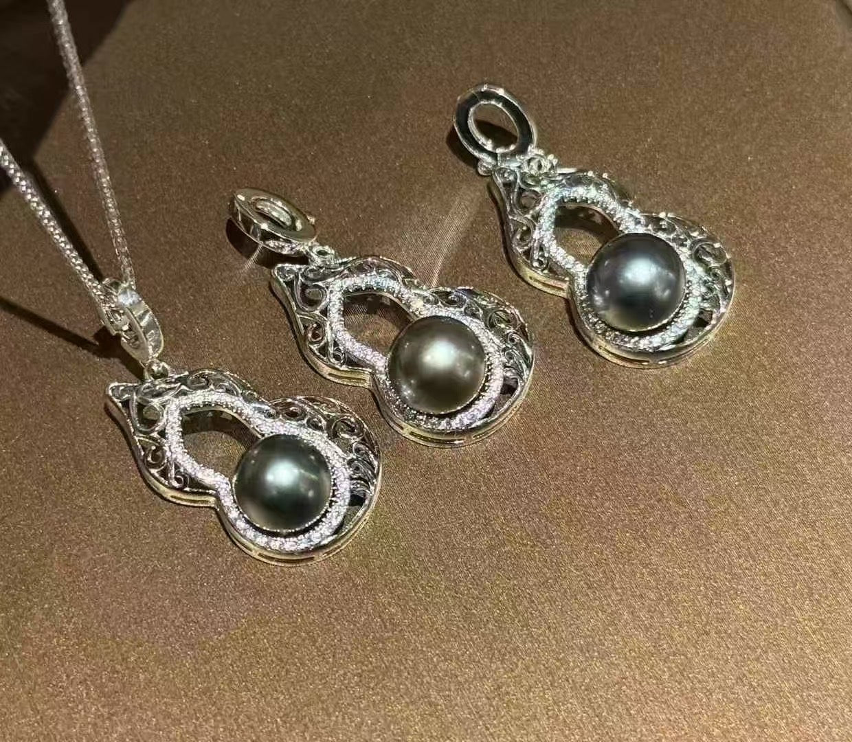 Tahitian black pearl gourd-inspired necklace with thick silver clasp