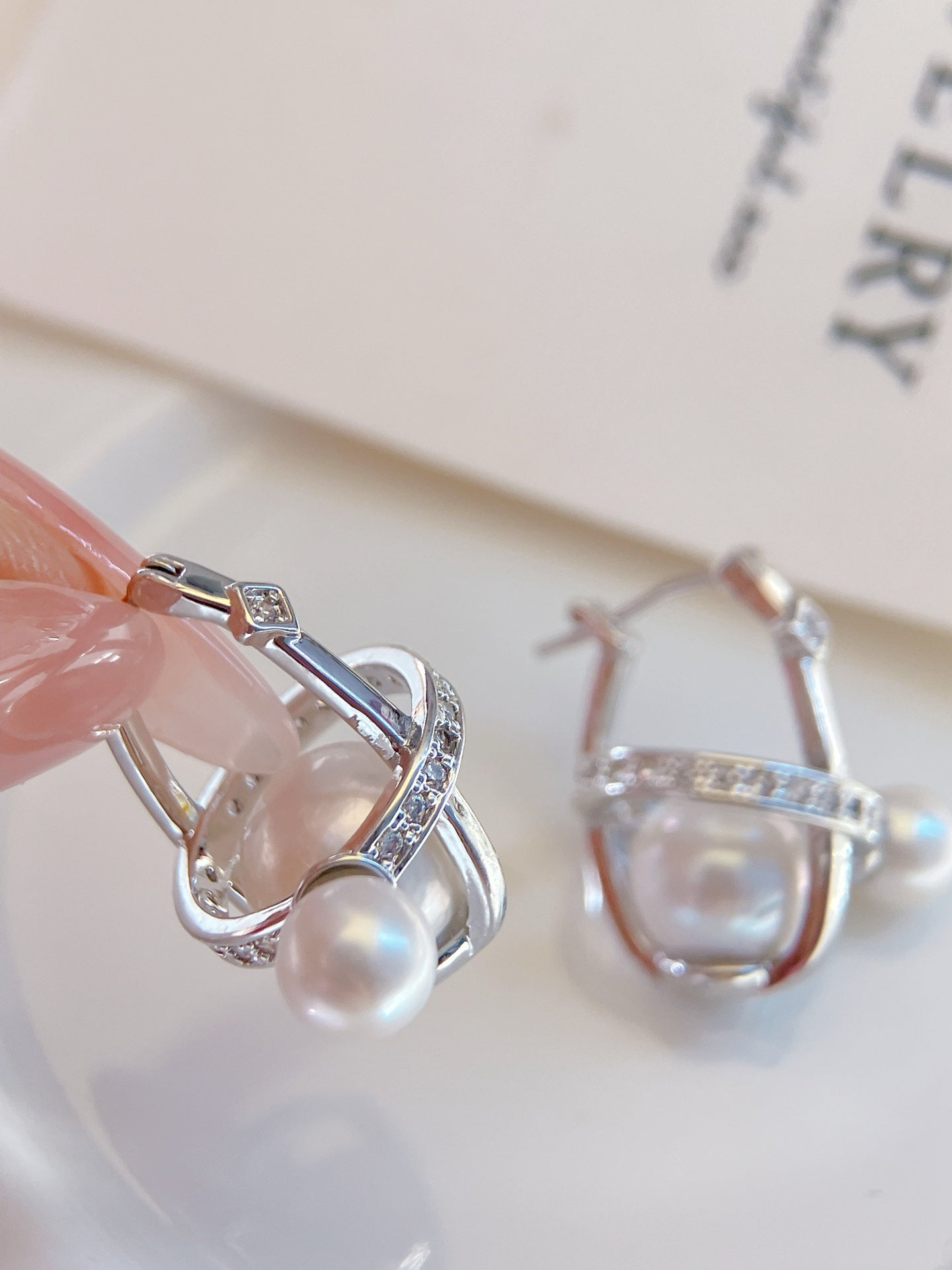 Sphère silver ear clip with Akoya and Edison pearls in celestial arc shape
