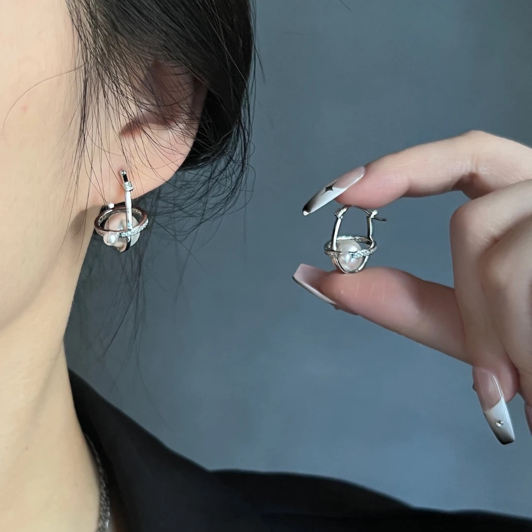 Sphère silver ear clip with Akoya and Edison pearls in celestial arc shape