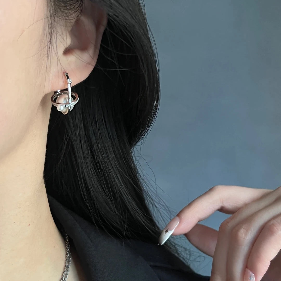 Sphère silver ear clip with Akoya and Edison pearls in celestial arc shape