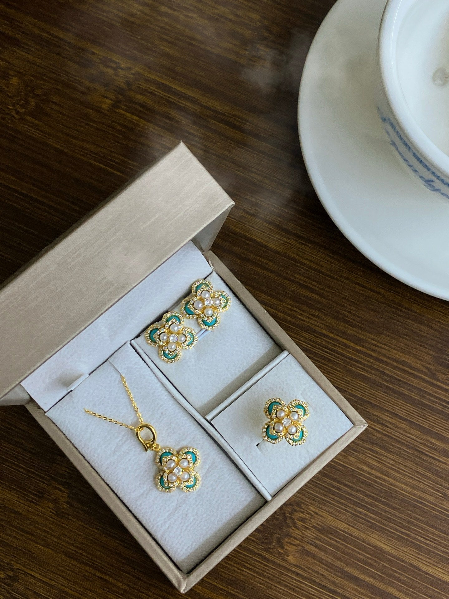 Sky blue clover pearl jewelry set with earrings, ring, and necklace
Vintage-style blue and pearl gift set by AnSes & Co.