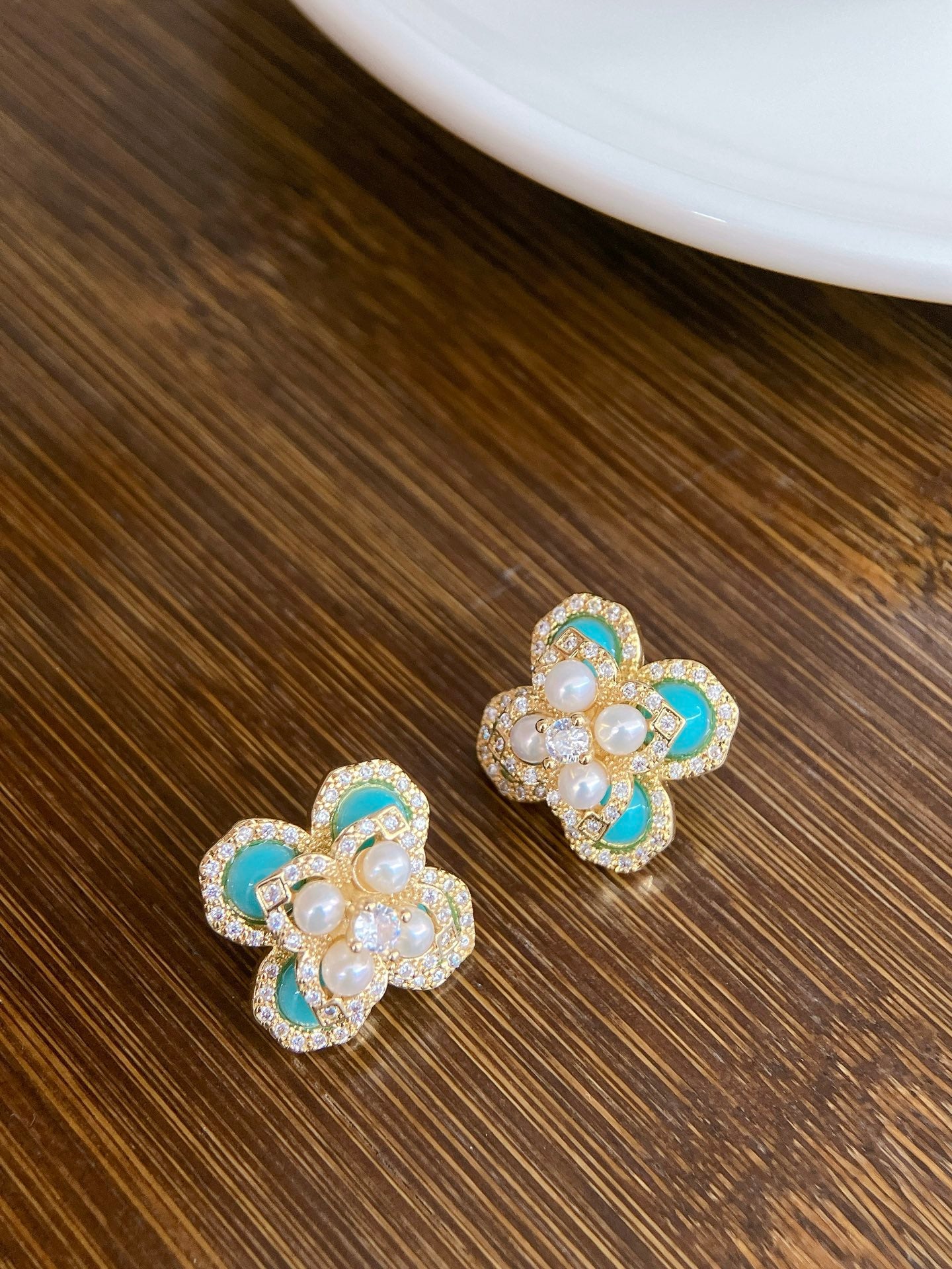 Sky blue clover pearl jewelry set with earrings, ring, and necklace
Vintage-style blue and pearl gift set by AnSes & Co.