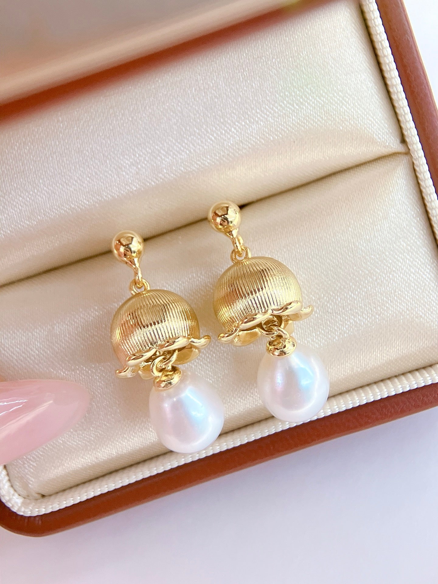 Close-up of Chinese-style lily of the valley pearl drop earrings
Pearl earrings with bellflower and silver drop design