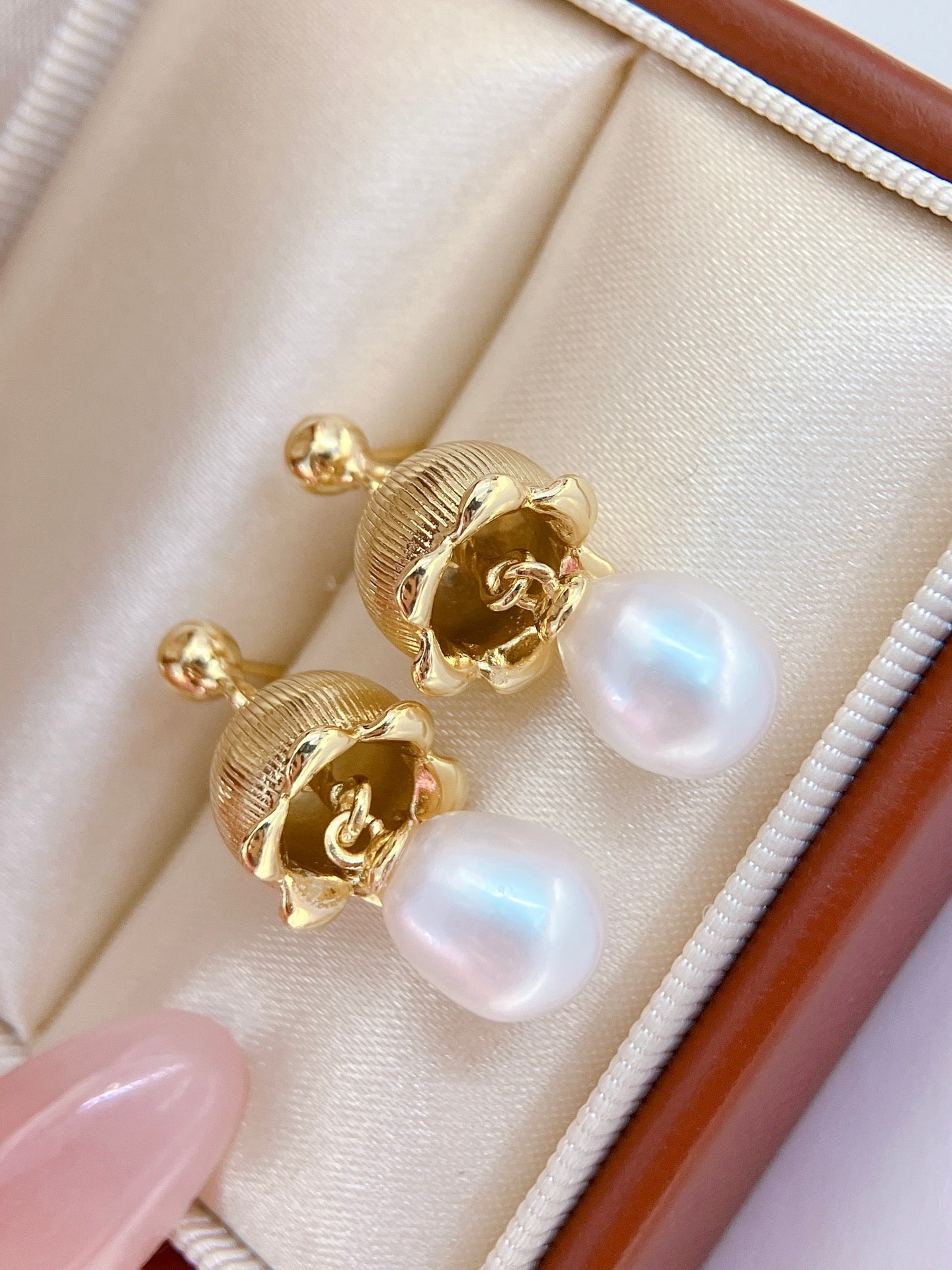 Close-up of Chinese-style lily of the valley pearl drop earrings
Pearl earrings with bellflower and silver drop design