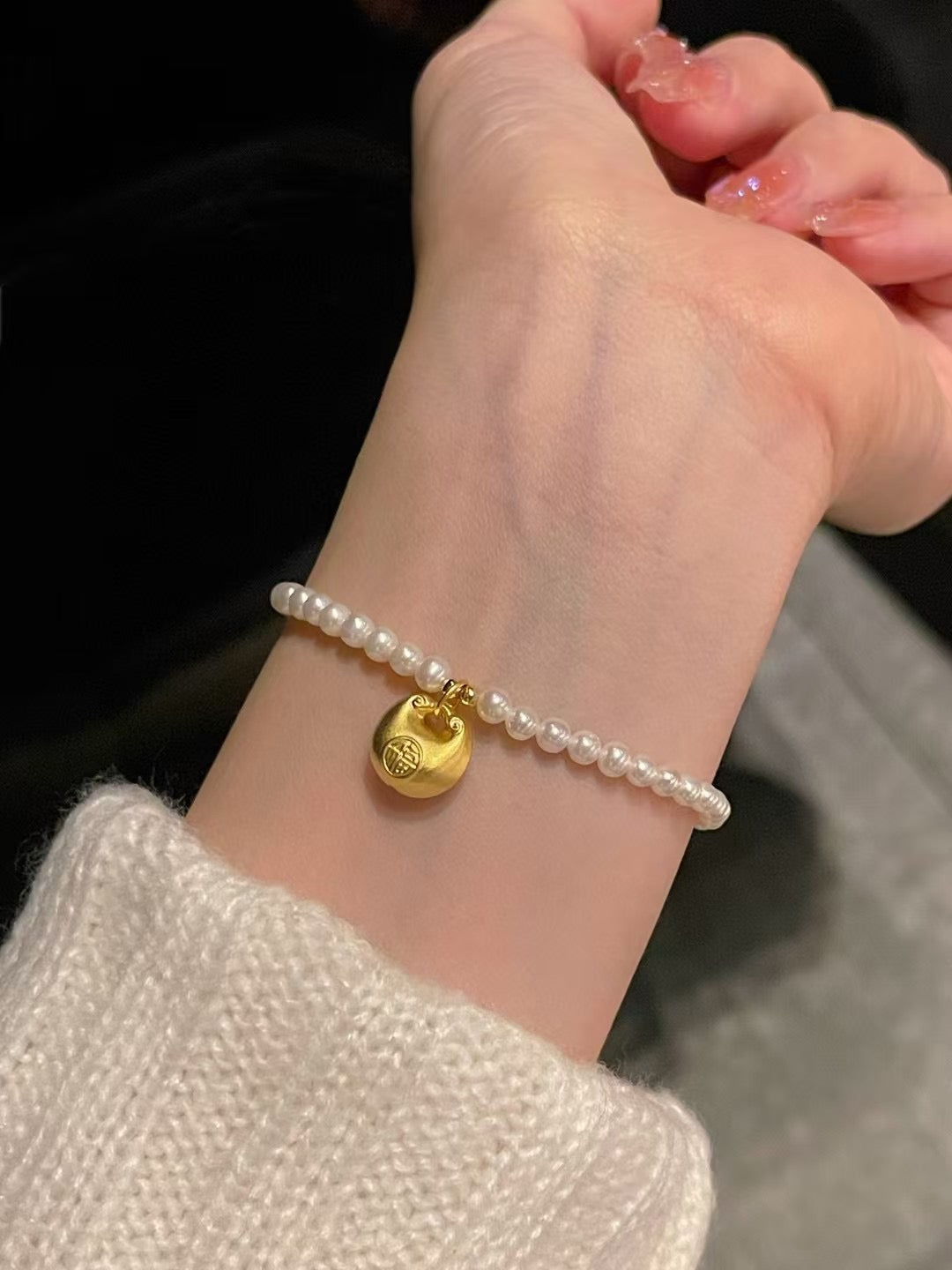 Lucky gold charm pearl bracelet with 3-4mm freshwater pearls and a fortune pouch bead on stretch cord, approx. 17cm length