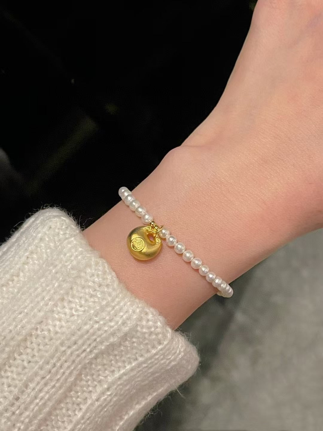Lucky gold charm pearl bracelet with 3-4mm freshwater pearls and a fortune pouch bead on stretch cord, approx. 17cm length