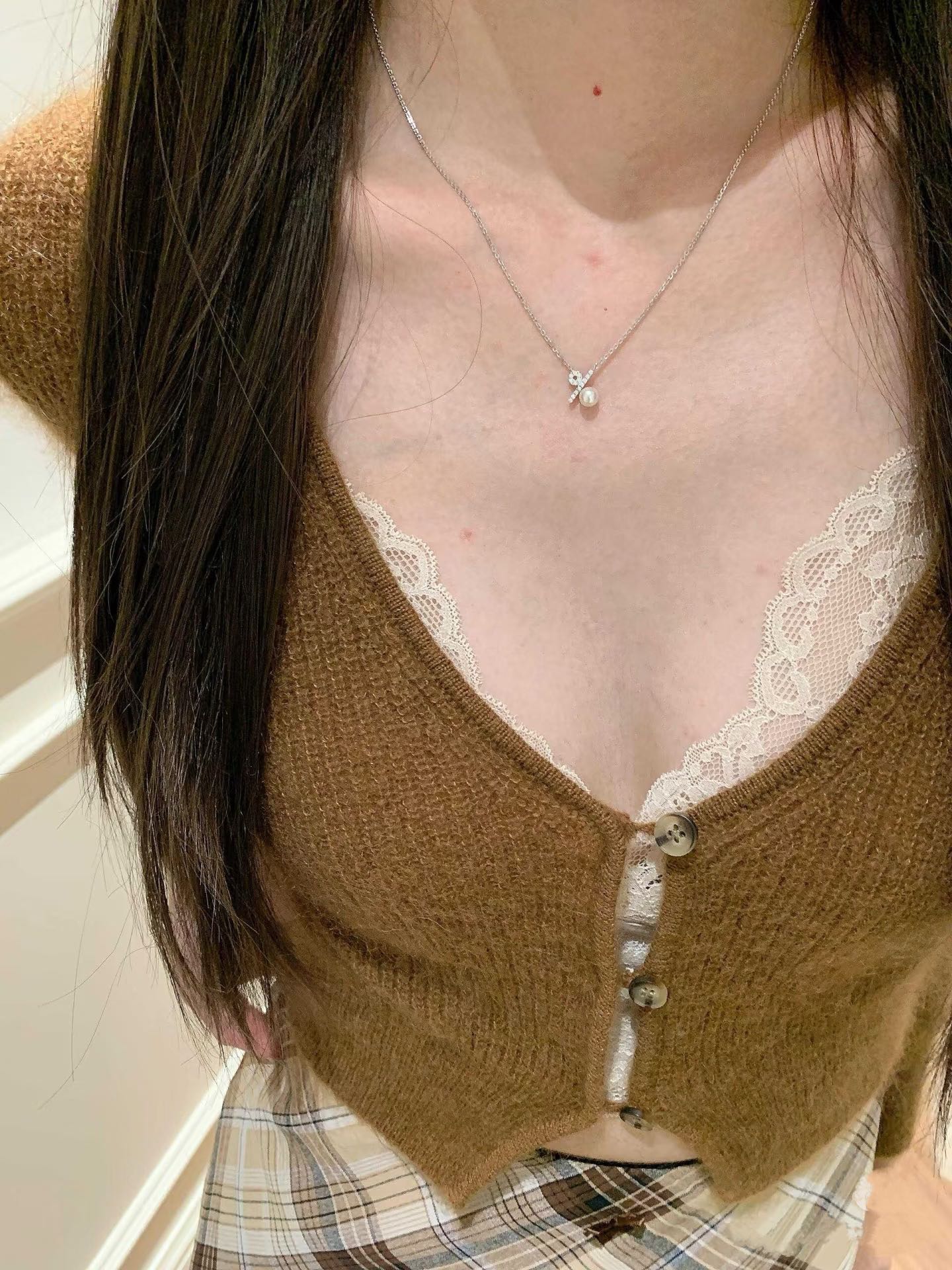 Minimalist pearl percentage necklace featuring delicate freshwater pearls, perfect for off-shoulder and round-neck outfits