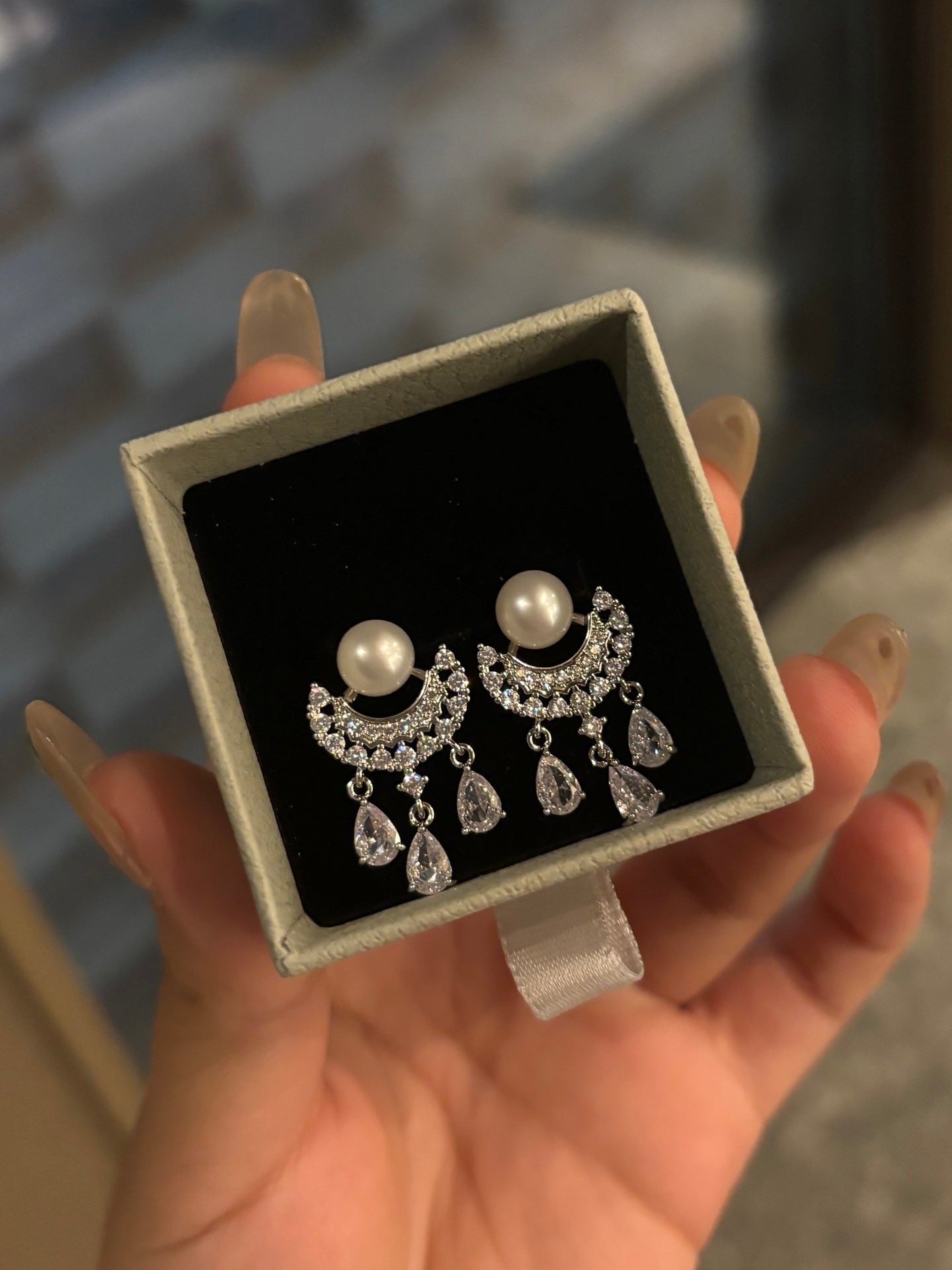 Shimmering tassel-style earrings with waterdrop pearls and sparkling zirconia on silver posts