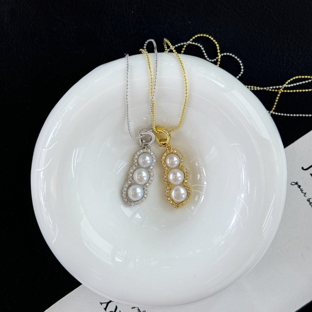 Vintage-style freshwater pearl drop pendant with bean clasp and 14K gold-plated adjustable chain