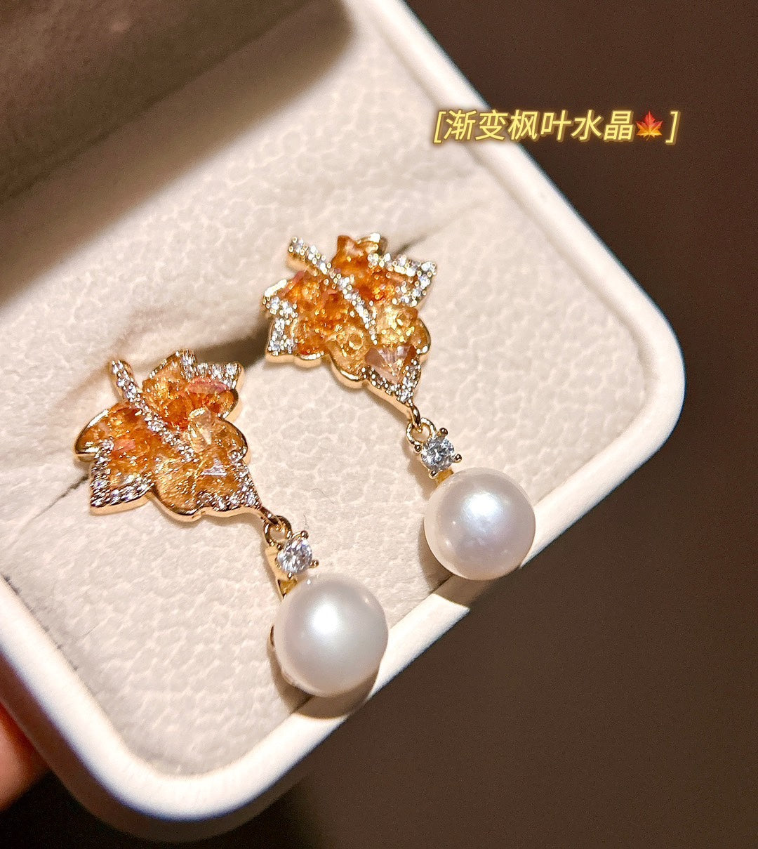 Close-up of crystal maple leaf with 7–8mm pearl and 925 silver ear post