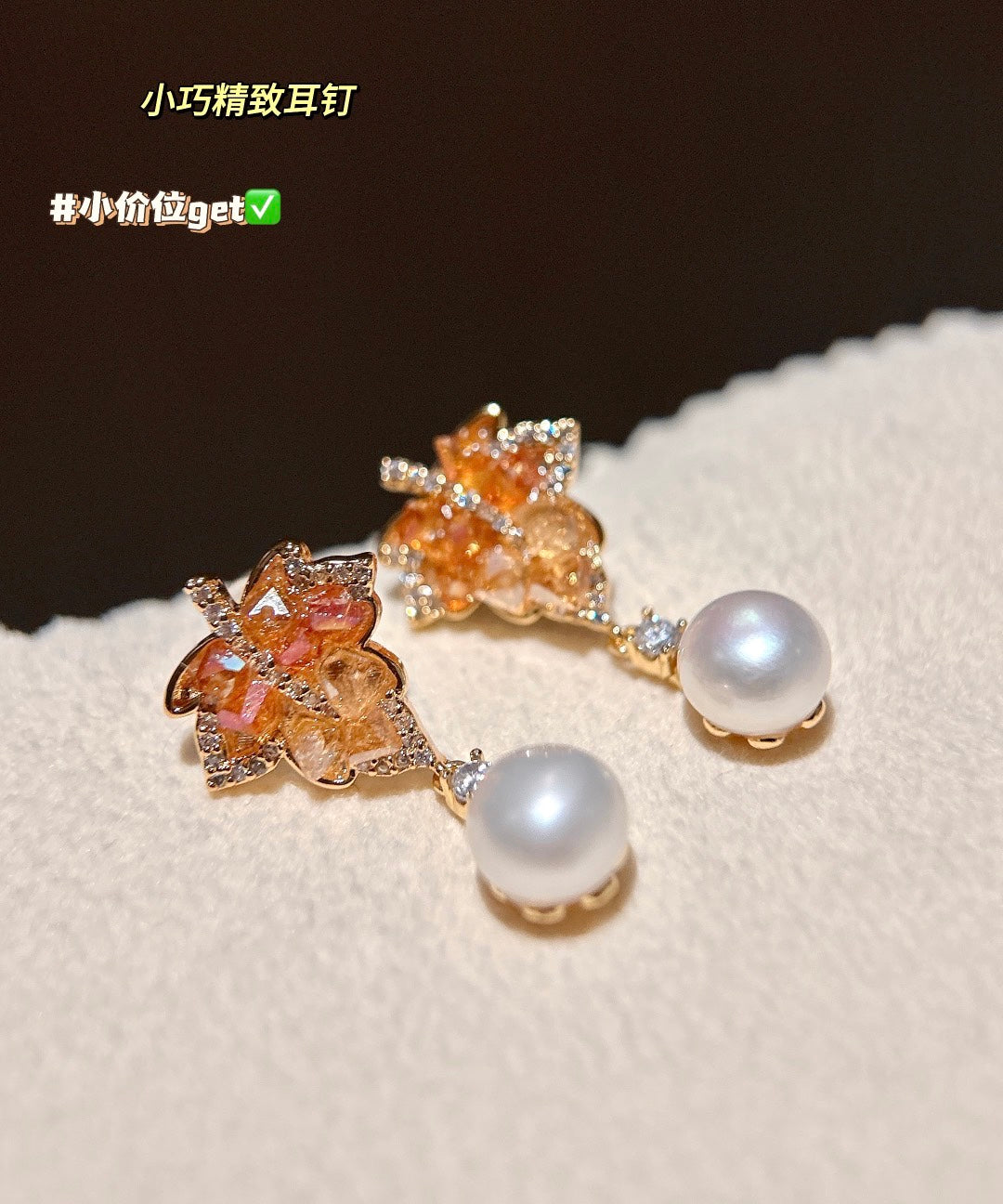Close-up of crystal maple leaf with 7–8mm pearl and 925 silver ear post