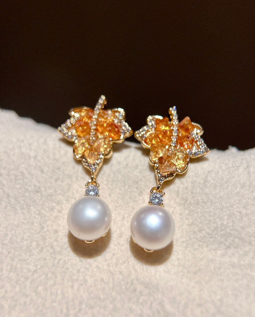 Close-up of crystal maple leaf with 7–8mm pearl and 925 silver ear post