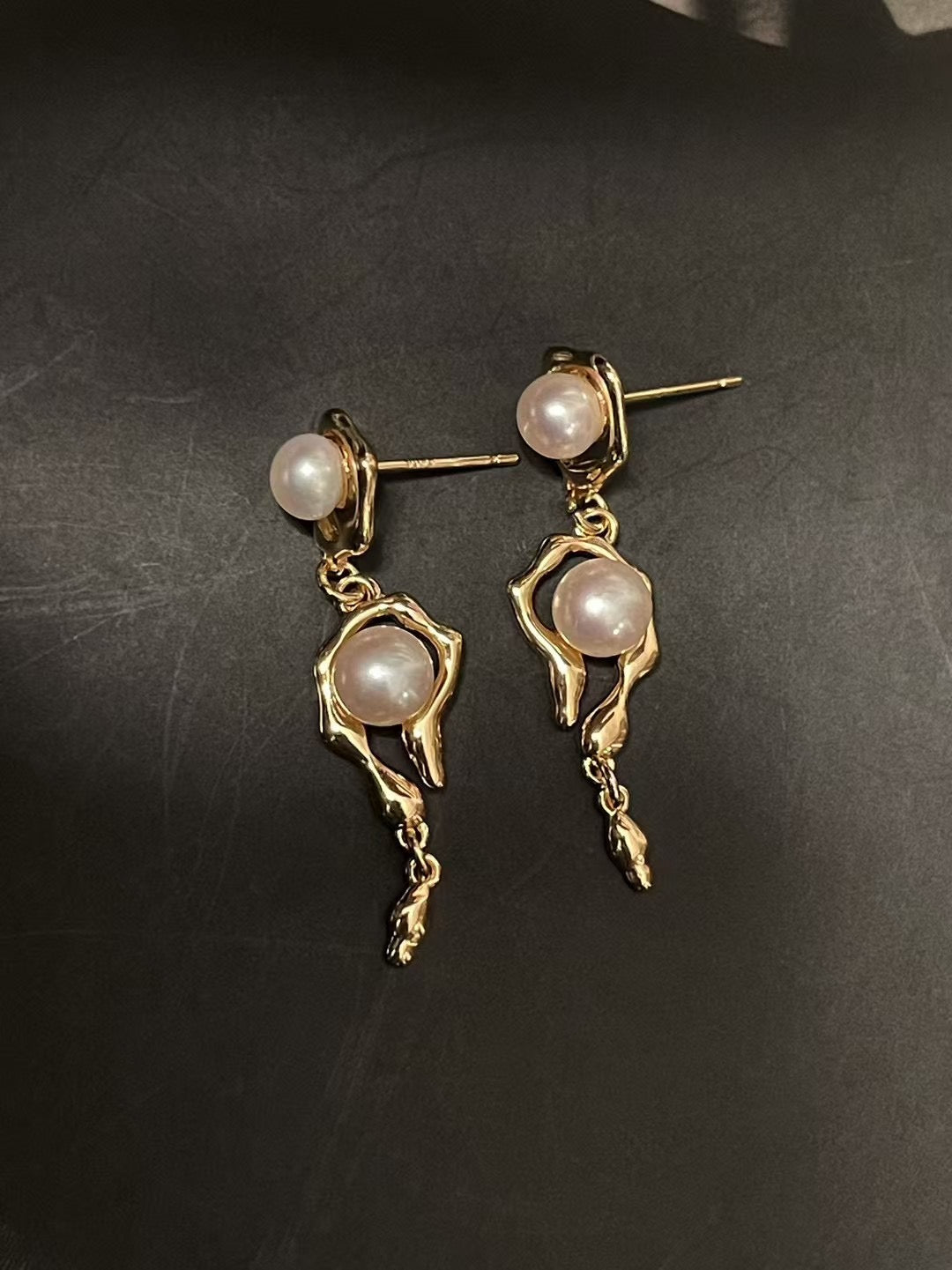 Molten metal pearl stud earrings with 5–6mm freshwater pearls on white background