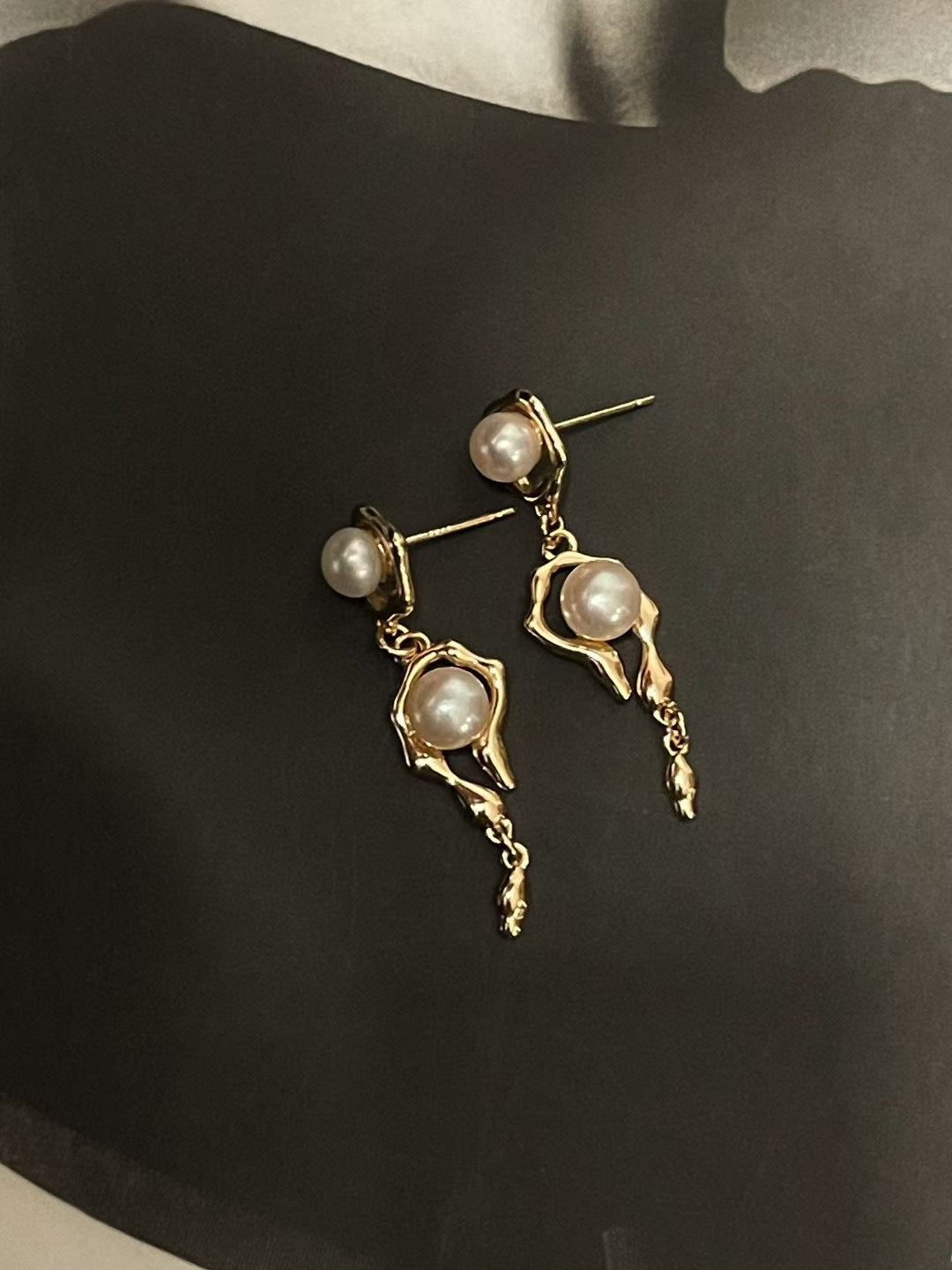 Molten metal pearl stud earrings with 5–6mm freshwater pearls on white background