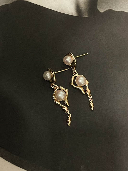 Molten metal pearl stud earrings with 5–6mm freshwater pearls on white background