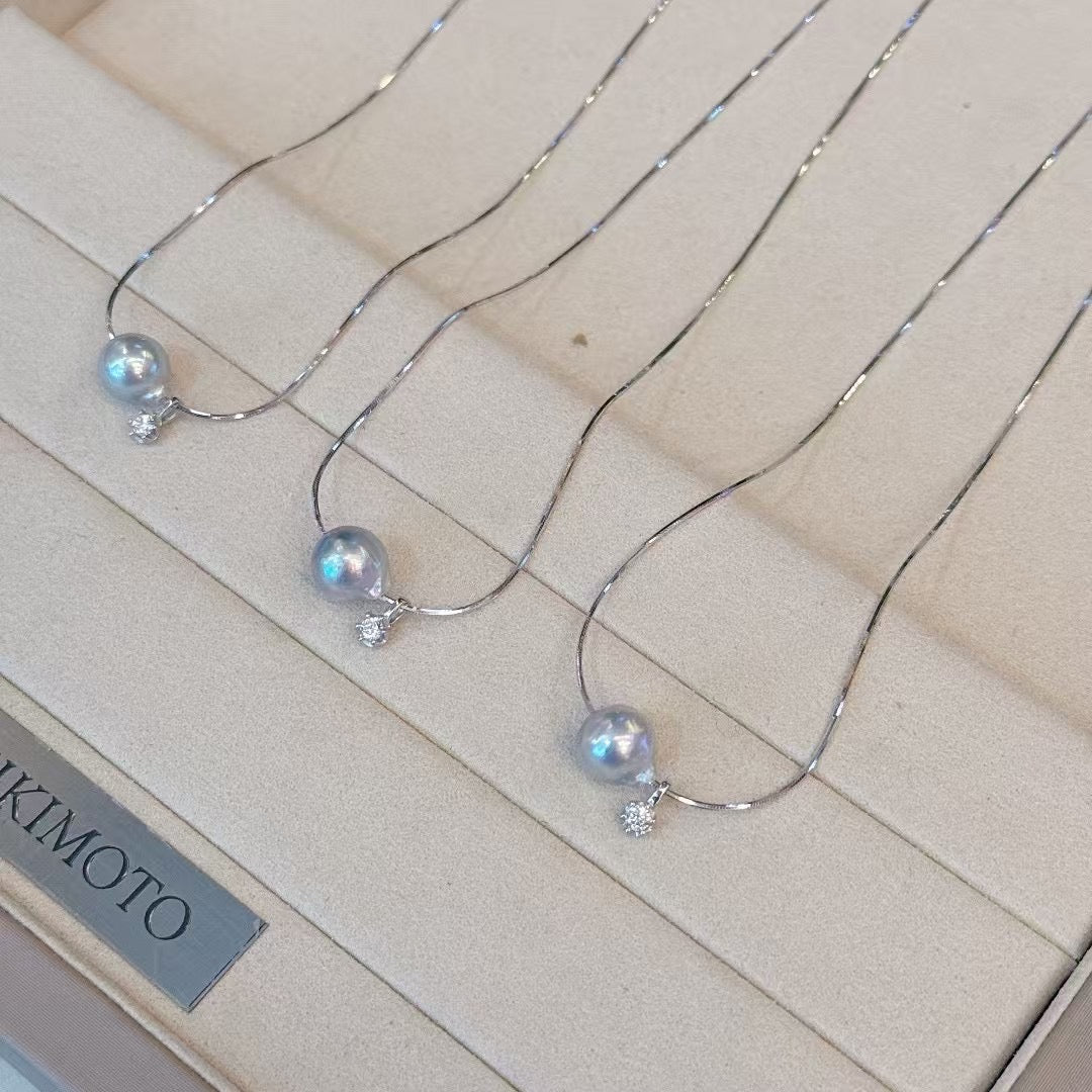 Close-up of 8–9mm aurora pearl in minimal pendant setting